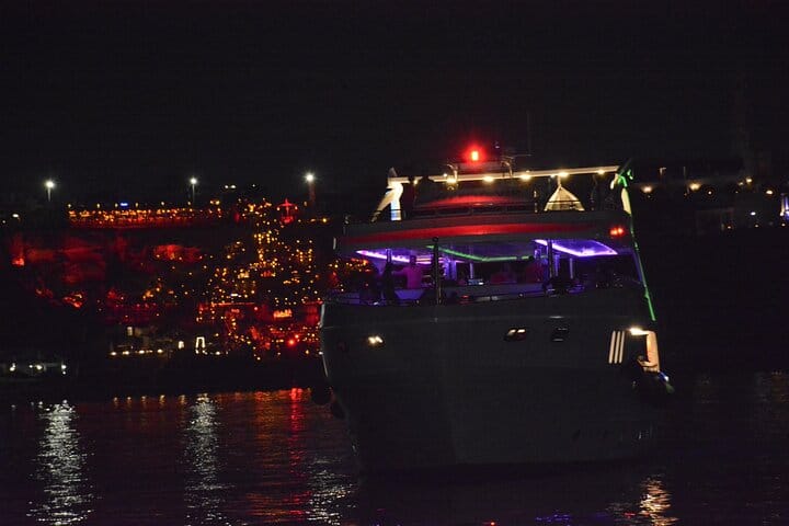 Evening Yacht Dinner & Live Music Cruise in Sharm El Sheikh