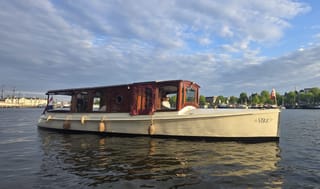 Private Boat Tour Amsterdam - 60 Min incl. welcome drink on luxury saloon boat