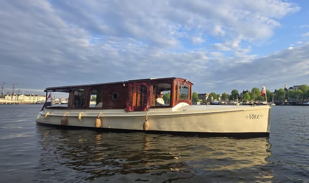 Private Boat Tour Amsterdam - 60 Min incl. welcome drink on luxury saloon boat