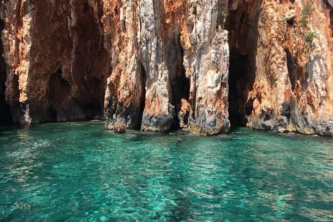 Red Rocks & Hells' Islands Private Getaway Tour 7