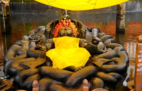 Jamchen Vijaya Stupa with short hike and Budanilkantha sightseeing