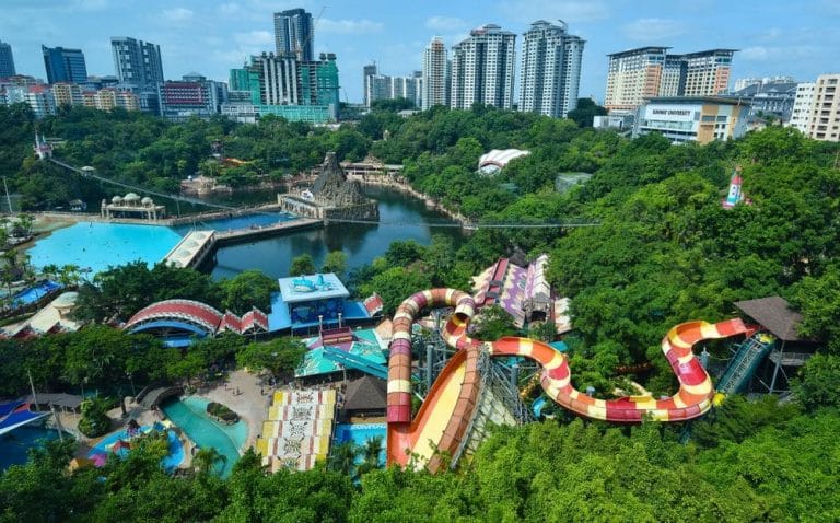  صورة جوية لمتنزه صنواي لاجون الترفيهي في ماليزيا، تعرض الألعاب المائية، الجسور، والمباني الشاهقة  