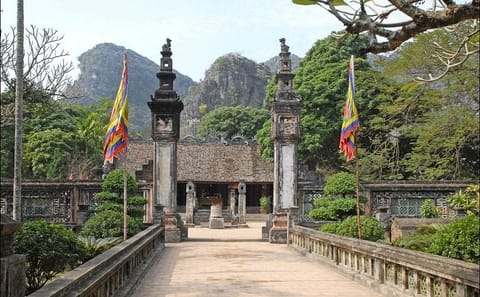 Ninh Binh Day Tour: Hoa Lu and Tam Coc Boat Trip with Biking
