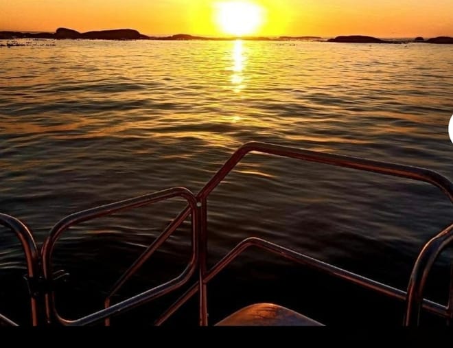 CAPE TOWN :1.5 HOUR LUXURY SUNSET CRUISE WITH PROSECCO