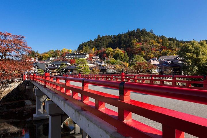 Takayama oldtownship walking tour with local guide. (About 45min)