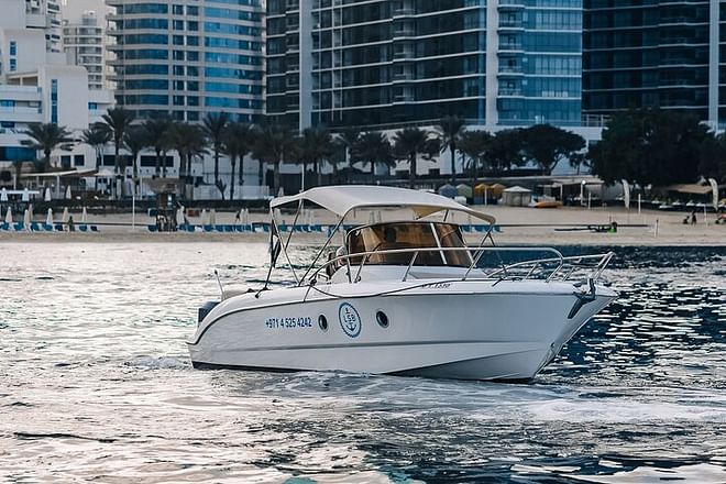 Excursión privada de 2 horas en barco por el puerto deportivo de Dubái
