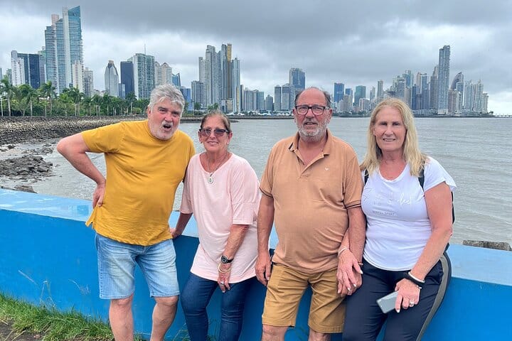 Horizonte moderno de la ciudad de Panamá visto desde la Cinta Costera durante el recorrido por la ciudad