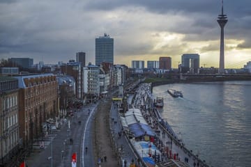 Private Guided Tour of Düsseldorf's Iconic Architecture and Waterfront