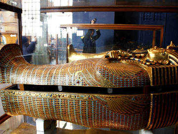 Full Day Cairo Tour: Pyramids, Museum, and Old Bazaar from Hurghada
