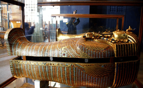 Full Day Cairo Tour: Pyramids, Museum, and Old Bazaar from Hurghada