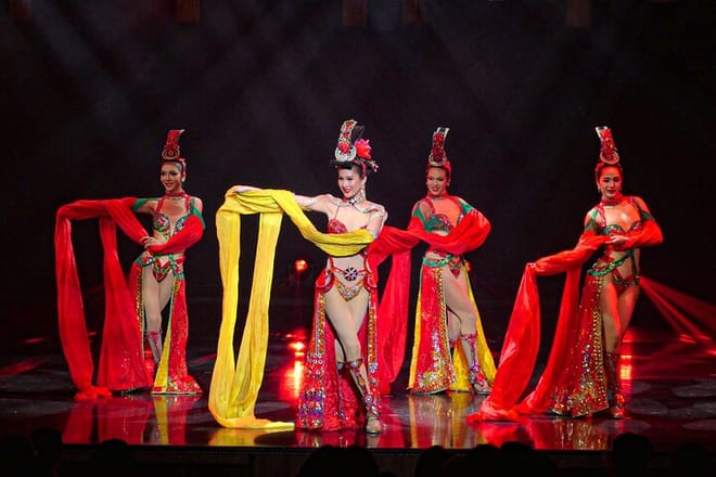 Simon Cabaret: Phuket’s Ladyboy Glamour Show photo 4