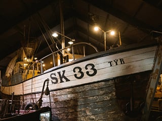 Picture of an old boat inside the museum at Siglufjörður