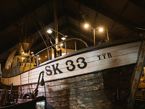 Picture of an old boat inside the museum at Siglufjörður
