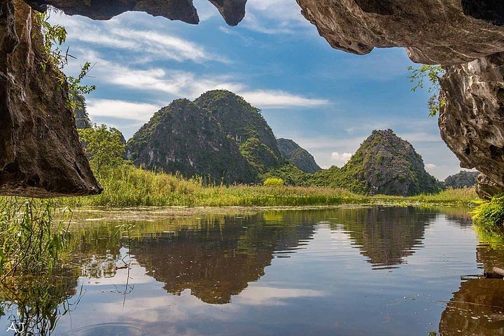 Highlights of Ninh Binh: Temples, Tam Coc, and Bai Dinh Pagoda Tour