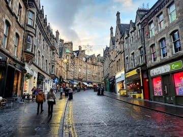 Edinburgh Old Town Walking Tour with Local Guide