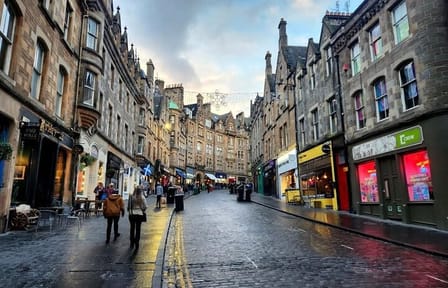Edinburgh Old Town Walking Tour with Local Guide