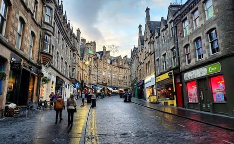 Edinburgh Old Town Walking Tour with Local Guide