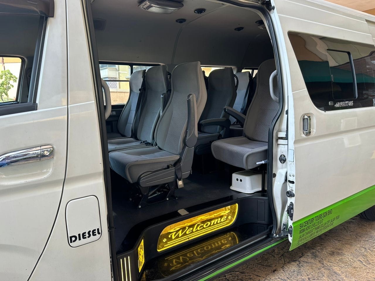 سيارة فان  للمجموعات الكبيرة، مثالية للجولات السياحية والتنقل الجماعي، مزودة بمقاعد مريحة وتكييف.