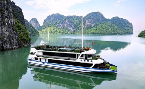 Luxury 5 Star Day Cruise Local Cuisine Jacuzzi and Sunset Party