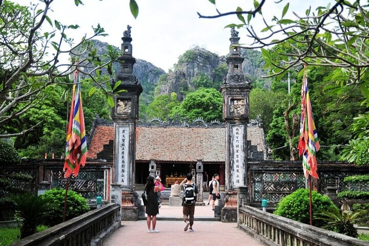 1 Day Ninh Binh Guided Tour from Hanoi by Limousine (Group of 9)