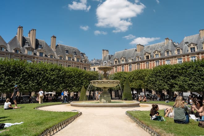 Paris Le Marais Walking Tour: An Incredible History - Small Group