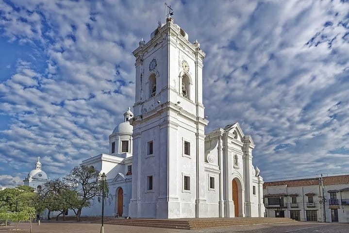 Esta catedral fue construida a finales del siglo XVIII. Y la pobre... Imag&iacute;nate que recibi&oacute; docenas de ataques de corsarios y piratas ya que en sus bitacoras, relataban que era el lugar m&aacute;s visible.