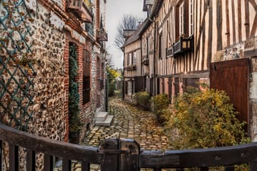 Private Day Trip from Paris to Rouen, Honfleur, and Étretat