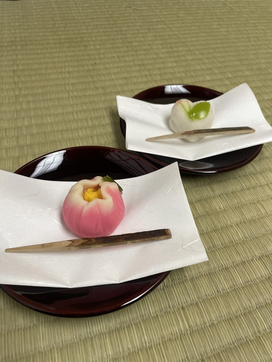 ➤Tea ceremony Consider the guest's feelings, learning compassion (Is it suited to the season, weather, temperature, and the guest's preferen