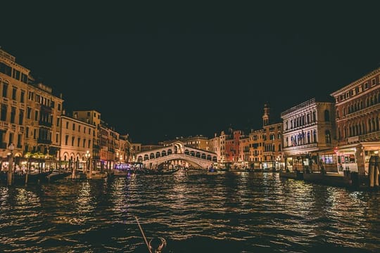 Highlights and Hidden Gems Night Tour in Venice