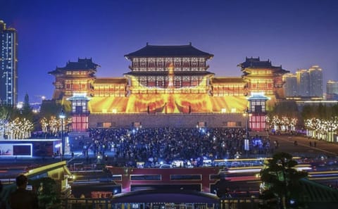 Luoyang Lijingmen Old Town Night Walking Tour with Dinner