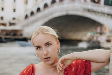 Romantic Photoshoot Experience at Rialto Bridge in Venice