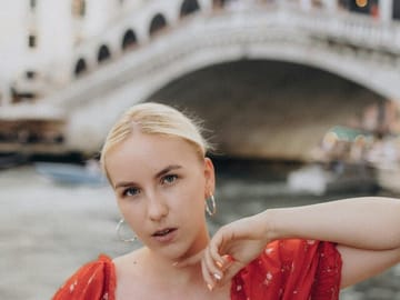Romantic Photoshoot Experience at Rialto Bridge in Venice