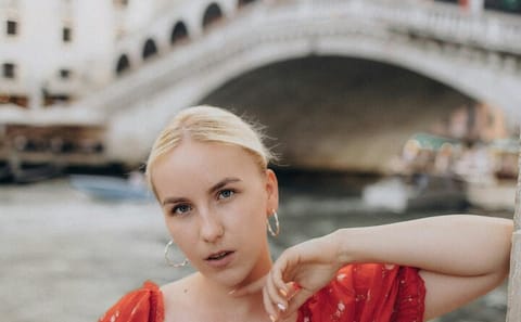 Romantic Photoshoot Experience at Rialto Bridge in Venice