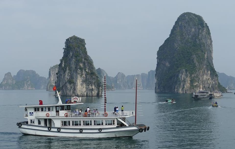Ha Long Bay Scenic Tour with Local Lunch from Ha Long Port