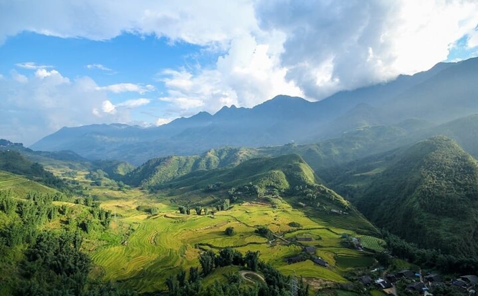 Sapa 2-Day Trek with Hotel Stay and Limousine Transfer from Hanoi
