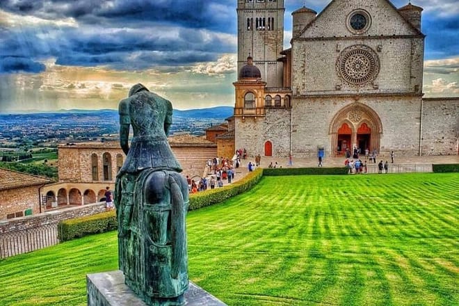 The upper courtyard of the unique basilica of S.Francis.
