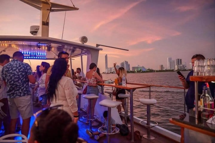 Cartagena Bay Night Cruise with Dinner Experience 4