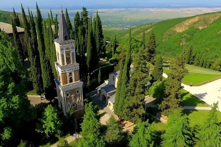 4 Full days in Georgia with private tour, free aiport