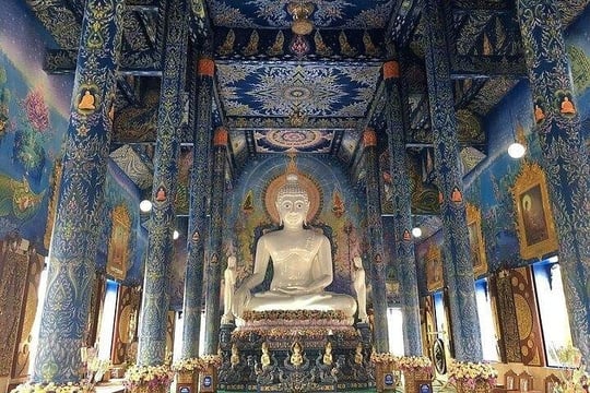 Chiang Mai-Chiang Rai: White-Blue Temple-Black Musuem-Golden Triangle-Boat Trip Mekong River-Karen Village