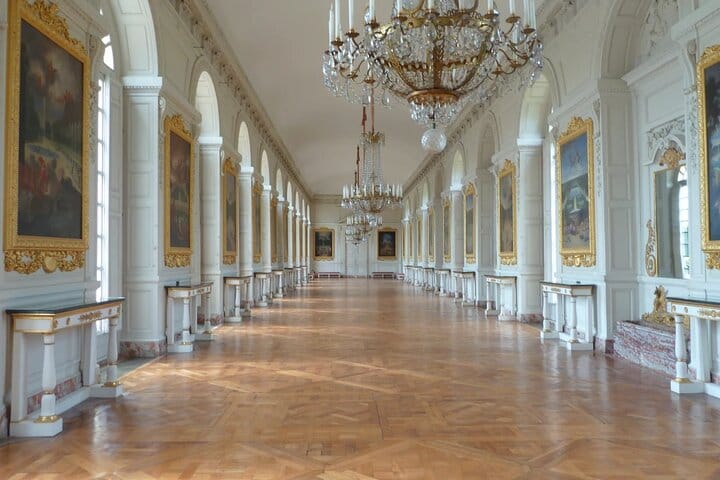 Paris Private Vintage Car Tour with Versailles and Hotel pick up & drop-off 10
