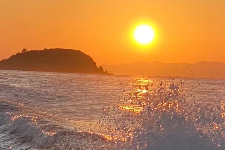 Sunrise on the way to Padar