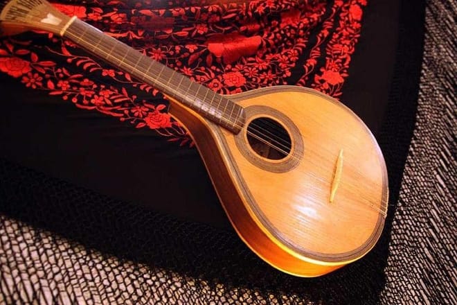 The Portuguese guitar