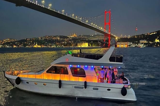 Private Bosphorus Yacht Cruise in Istanbul – Luxury Yacht Tour