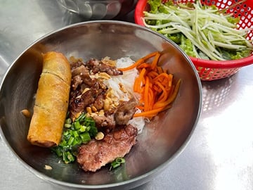 Super Niche Walking Street Food Tour in Ho Chi Minh City