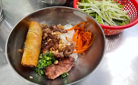 Super Niche Walking Street Food Tour in Ho Chi Minh City