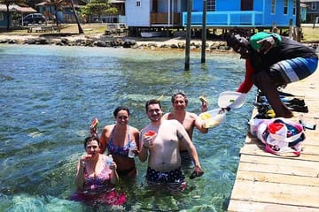 Discover Scuba Diving in Flowers Bay, Honduras