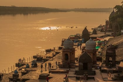 Heritage and History: Maheshwar Day Tour from Indore