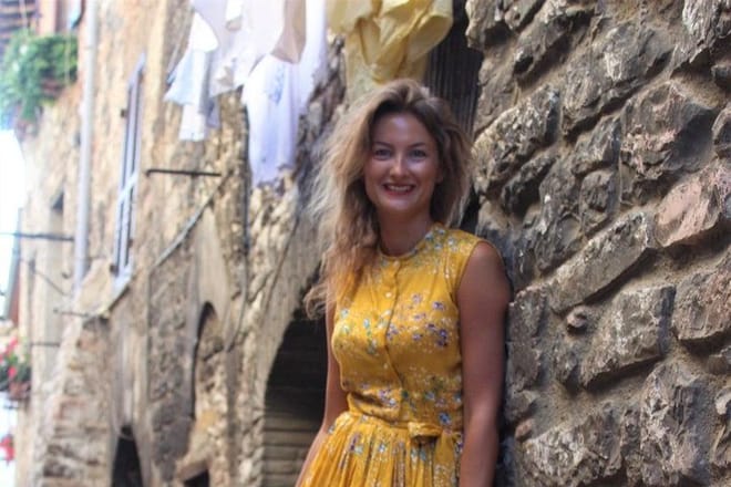 Professional Model Photoshoot available on the streets of Assisi.