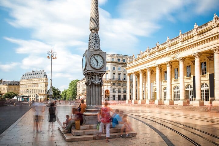 Bordeaux Old Town Exploration Game and Private Tour 6