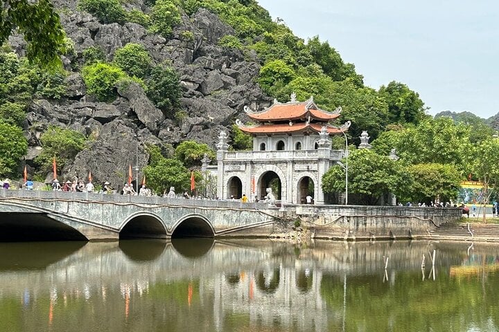 Ninh Binh Full Day Tour Visit Hoa Lu Tam Coc & Mua Cave